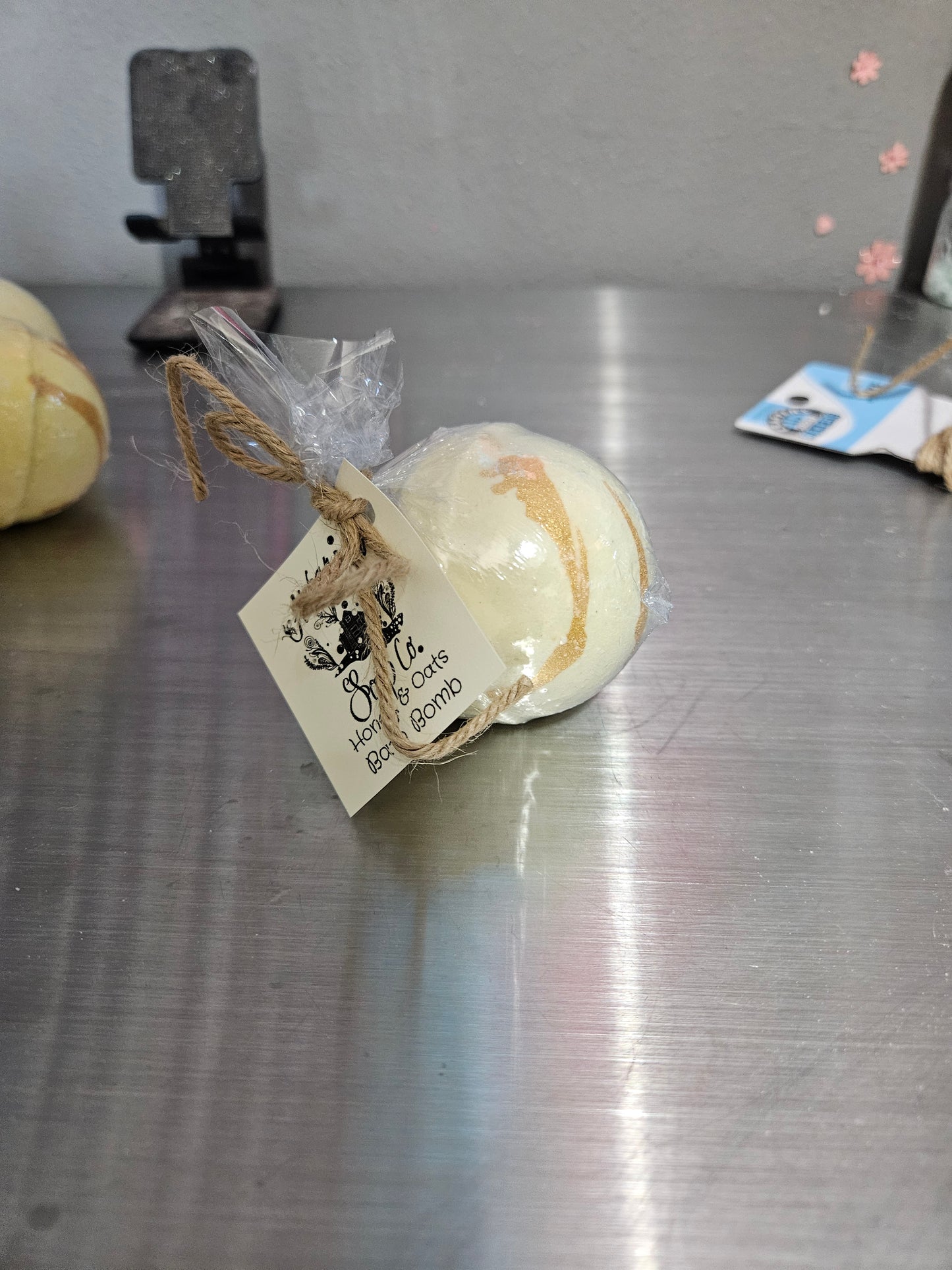 Oats And Honey Bath Bomb 5oz